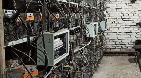 В Санкт-Петербурге сотрудники подразделения экономической безопасности ГУ МВД ликвидировали ряд ферм по добыче криптовалюты. Всего было изъято 2700 единиц оборудования, сообщила официальный представитель МВД России Ирина Волк. St. Petersburg law enforcement dismantles mining operations housing 2,700 machines - Bits Media | INFbusiness