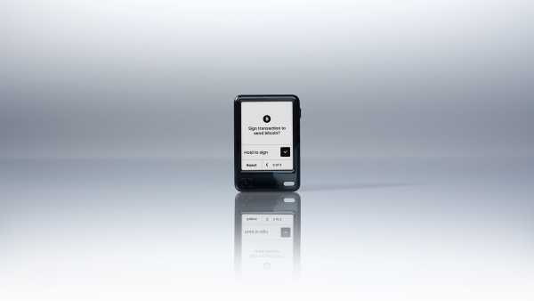 Hardware wallets are the standard for Bitcoin storage. Anyone who wants to live by the core promise of financial sovereignty and "Not your keys, not your coins" cannot do without these handy storage devices. Ledger, the largest manufacturer of crypto wallets, sent us a sample of the new Ledger Nano Gen5. Here is our review. How secure is the Ledger Nano Gen5? | INFbusiness