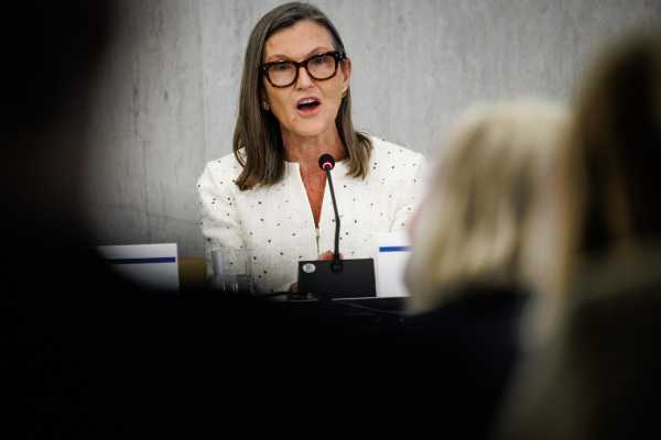 Do as Cathie Wood did and use Coinbase. The crypto exchange is currently giving all new customers €30 in Bitcoin if they invest at least €30 beforehand. Sign up now! Star investor Cathie Wood is betting on these (crypto) companies. | INFbusiness